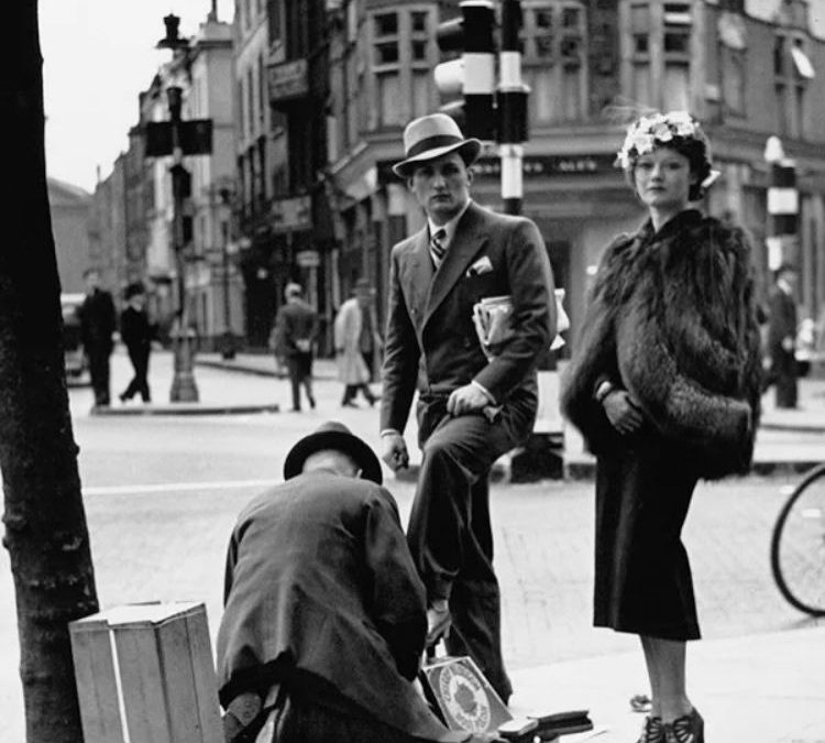 EL LIMPIABOTAS QUE NO USABA ZAPATOS